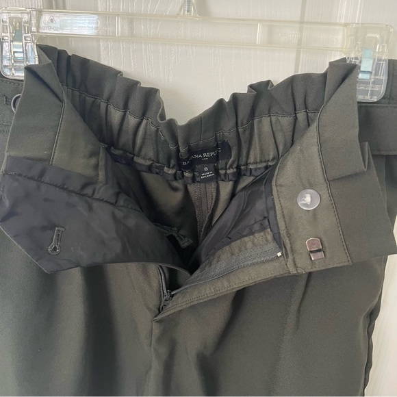 BANANA REPUBLIC  Olive Green High Rise 5" Inseam Pleated Shorts | Size 8 - Picture 5 of 7